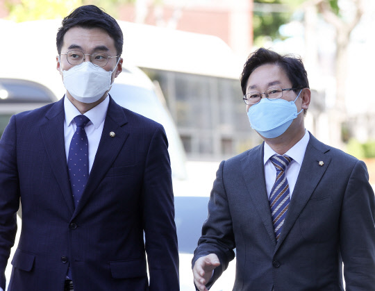 문재인 정부 마지막 법무부 장관을 지낸 더불어민주당 박범계(오른쪽) 의원이 김남국(왼쪽) 의원과 함께 27일 오후 '검수완박법' 권한쟁의심판 첫 공개 변론이 열리는 서울 종로구 헌법재판소대심판정으로 향하고 있다.<연합뉴스>